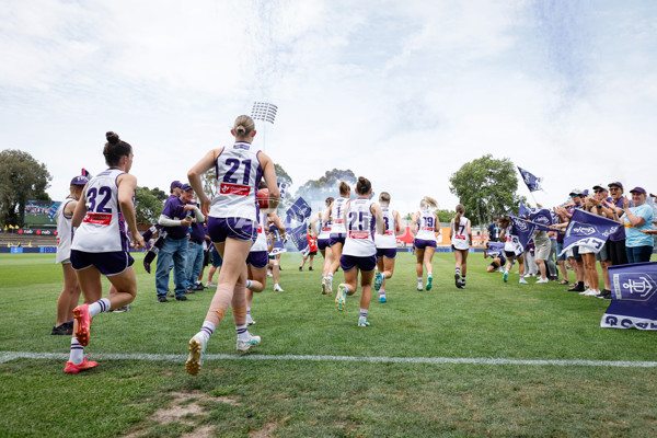 AFLW 2024 First Semi Final - Adelaide v Fremantle - A-55701732