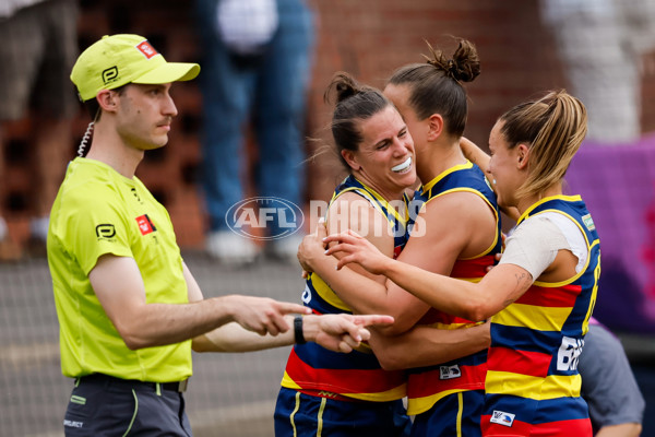 AFLW 2024 First Semi Final - Adelaide v Fremantle - A-55701760