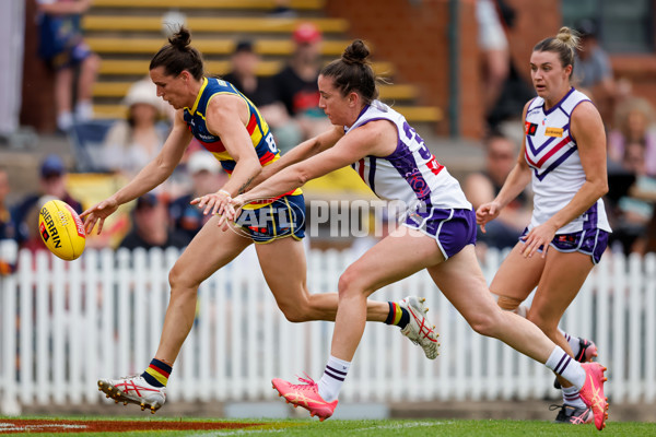 AFLW 2024 First Semi Final - Adelaide v Fremantle - A-55701761