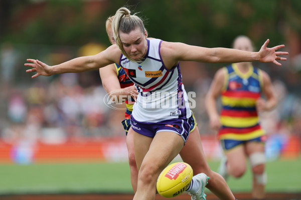 AFLW 2024 First Semi Final - Adelaide v Fremantle - A-55701785