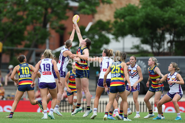 AFLW 2024 First Semi Final - Adelaide v Fremantle - A-55701786