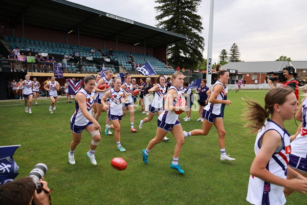 AFLW 2024 First Semi Final - Adelaide v Fremantle - A-55701790