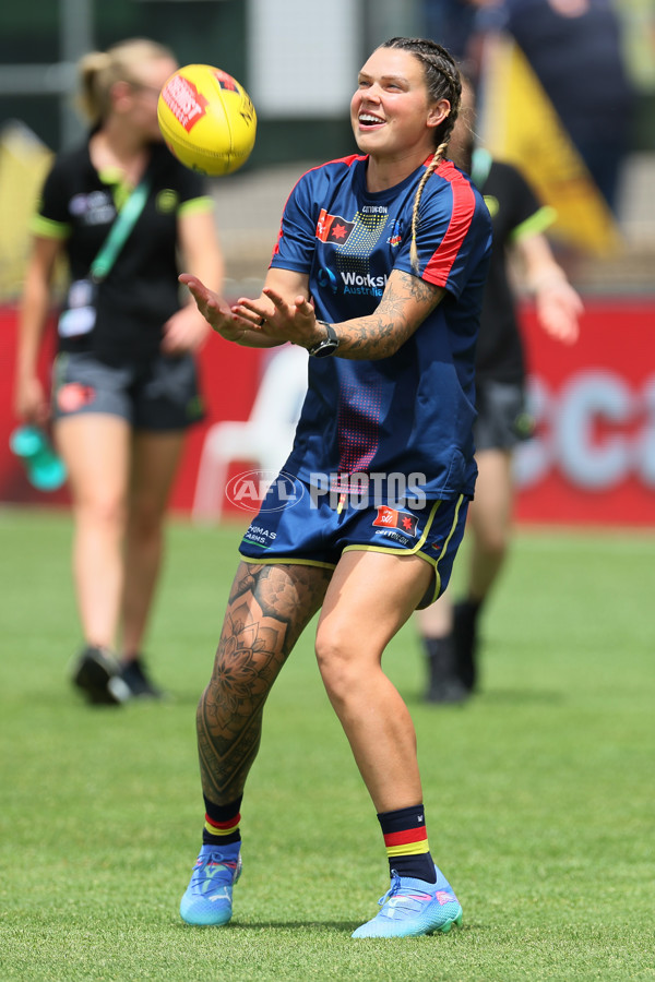 AFLW 2024 First Semi Final - Adelaide v Fremantle - A-55701792