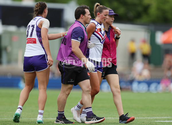 AFLW 2024 First Semi Final - Adelaide v Fremantle - A-55701793