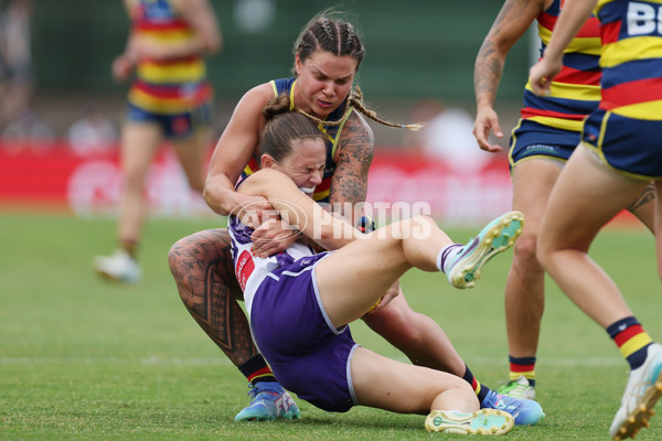 AFLW 2024 First Semi Final - Adelaide v Fremantle - A-55701794