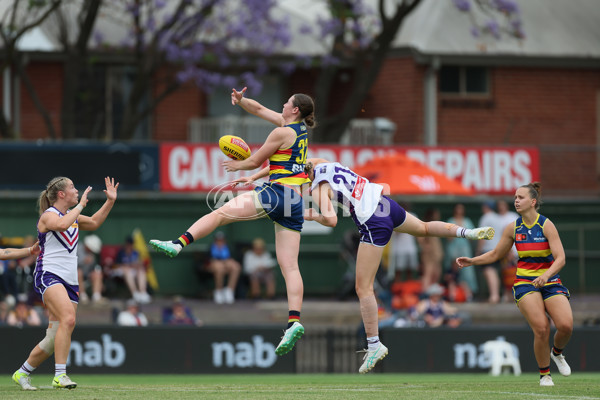 AFLW 2024 First Semi Final - Adelaide v Fremantle - A-55701799