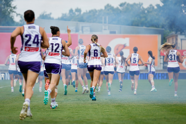 AFLW 2024 First Semi Final - Adelaide v Fremantle - A-55702015