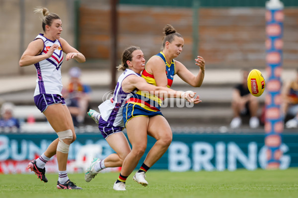 AFLW 2024 First Semi Final - Adelaide v Fremantle - A-55702028