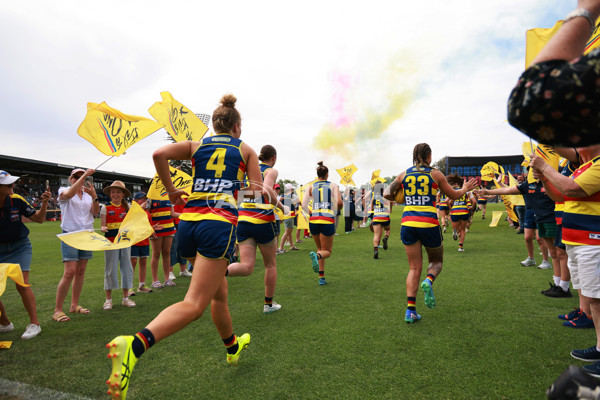 AFLW 2024 First Semi Final - Adelaide v Fremantle - A-55702040