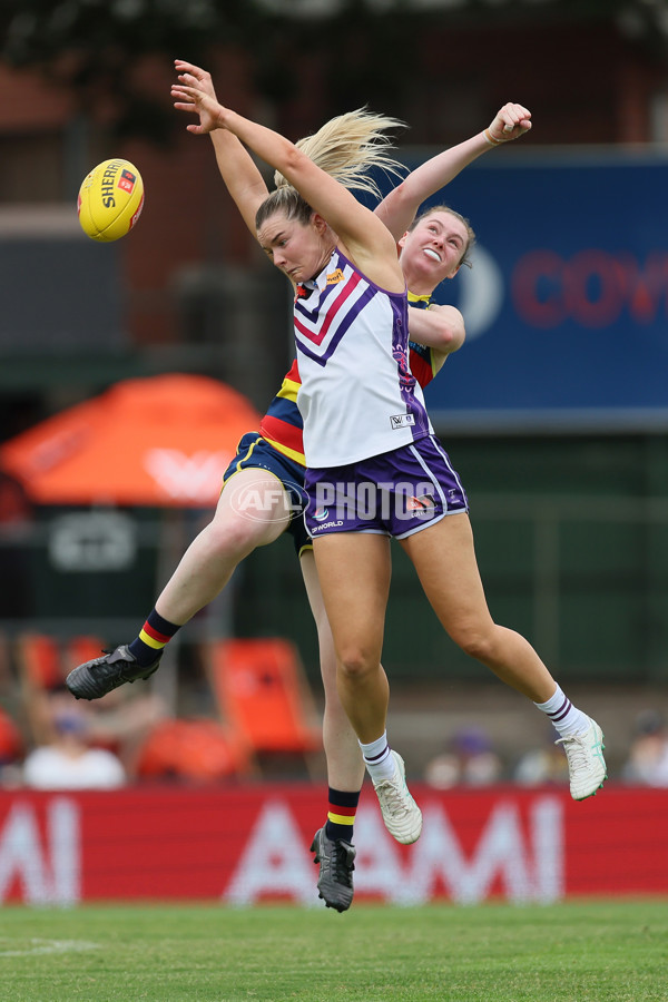 AFLW 2024 First Semi Final - Adelaide v Fremantle - A-55702043