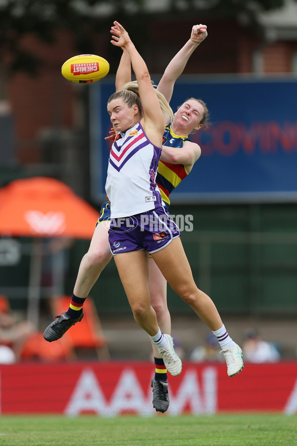 AFLW 2024 First Semi Final - Adelaide v Fremantle - A-55702044