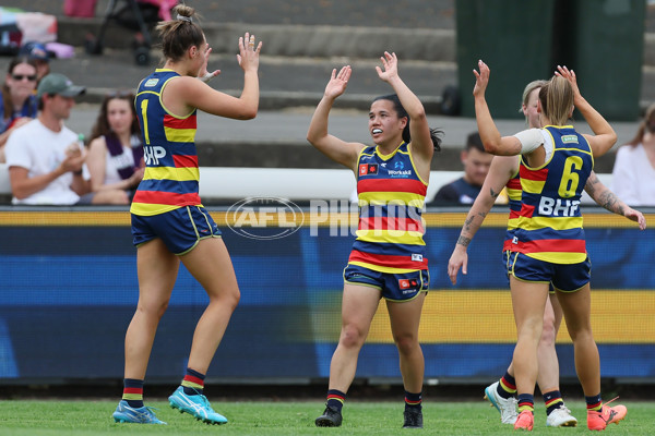 AFLW 2024 First Semi Final - Adelaide v Fremantle - A-55702053