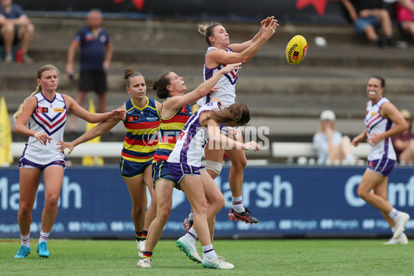 AFLW 2024 First Semi Final - Adelaide v Fremantle - A-55702054