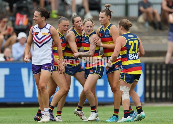 AFLW 2024 First Semi Final - Adelaide v Fremantle - A-55702055