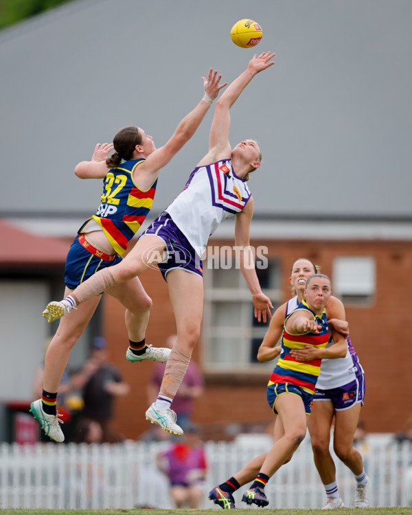 AFLW 2024 First Semi Final - Adelaide v Fremantle - A-55702059