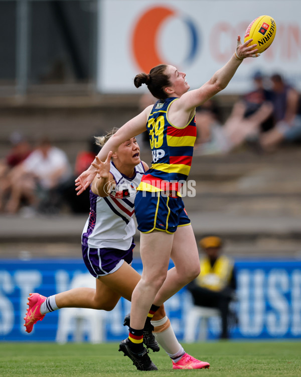 AFLW 2024 First Semi Final - Adelaide v Fremantle - A-55702060