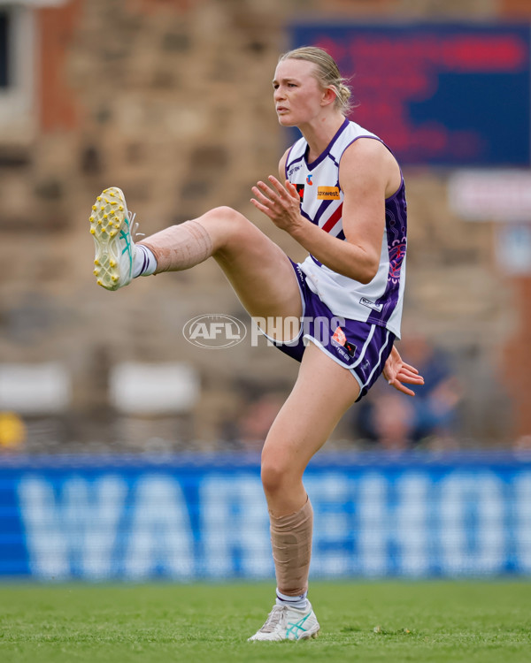 AFLW 2024 First Semi Final - Adelaide v Fremantle - A-55702061