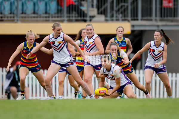 AFLW 2024 First Semi Final - Adelaide v Fremantle - A-55702062