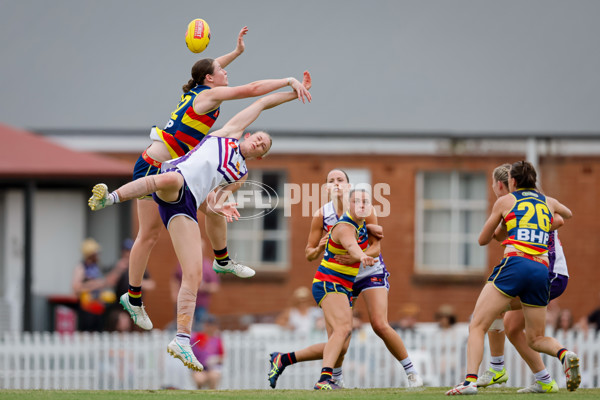 AFLW 2024 First Semi Final - Adelaide v Fremantle - A-55702064