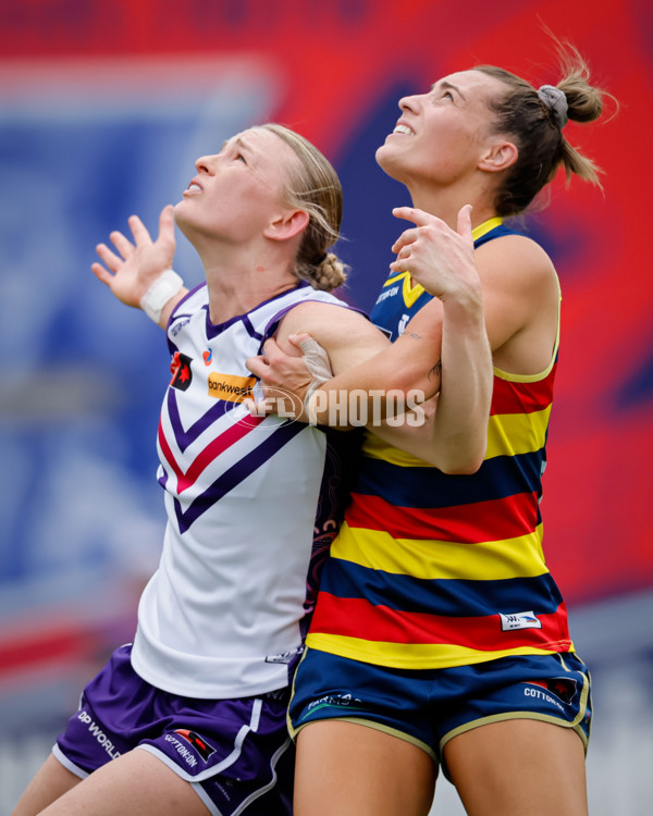 AFLW 2024 First Semi Final - Adelaide v Fremantle - A-55702082