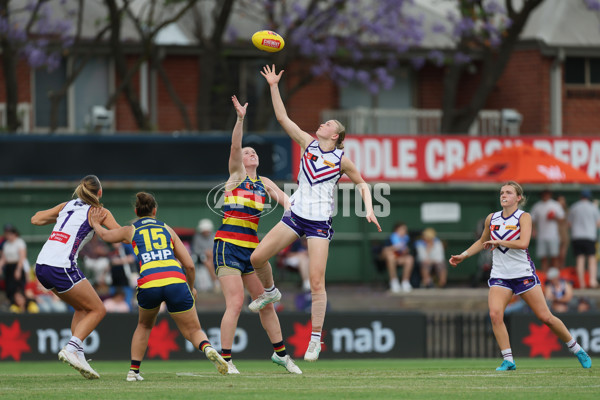 AFLW 2024 First Semi Final - Adelaide v Fremantle - A-55702089