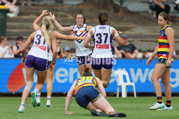 AFLW 2024 First Semi Final - Adelaide v Fremantle - A-55702092