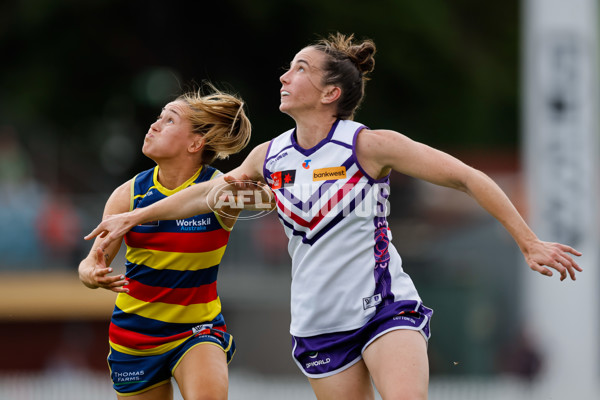 AFLW 2024 First Semi Final - Adelaide v Fremantle - A-55702094