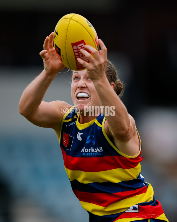 AFLW 2024 First Semi Final - Adelaide v Fremantle - A-55702095