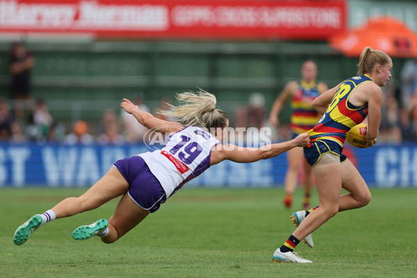 AFLW 2024 First Semi Final - Adelaide v Fremantle - A-55702099