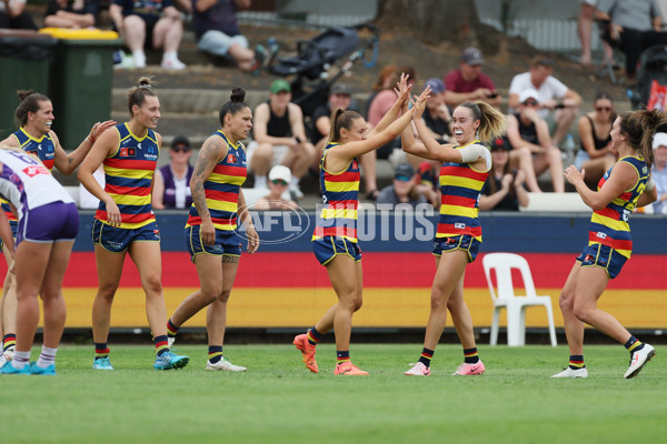 AFLW 2024 First Semi Final - Adelaide v Fremantle - A-55703526