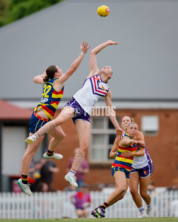 AFLW 2024 First Semi Final - Adelaide v Fremantle - A-55703531