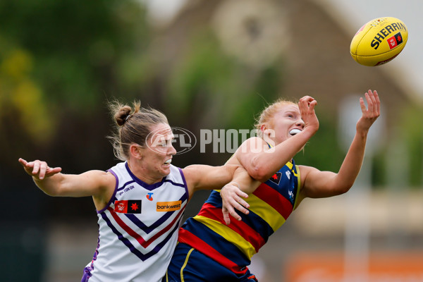 AFLW 2024 First Semi Final - Adelaide v Fremantle - A-55703540