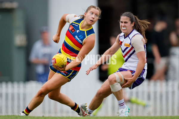 AFLW 2024 First Semi Final - Adelaide v Fremantle - A-55703541