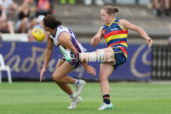 AFLW 2024 First Semi Final - Adelaide v Fremantle - A-55703545