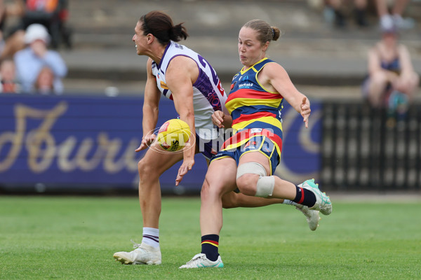 AFLW 2024 First Semi Final - Adelaide v Fremantle - A-55703547