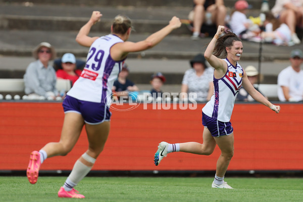 AFLW 2024 First Semi Final - Adelaide v Fremantle - A-55703549