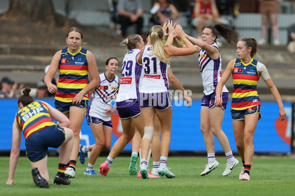 AFLW 2024 First Semi Final - Adelaide v Fremantle - A-55703550