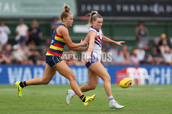 AFLW 2024 First Semi Final - Adelaide v Fremantle - A-55703574