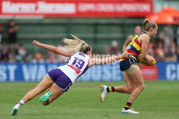 AFLW 2024 First Semi Final - Adelaide v Fremantle - A-55703576