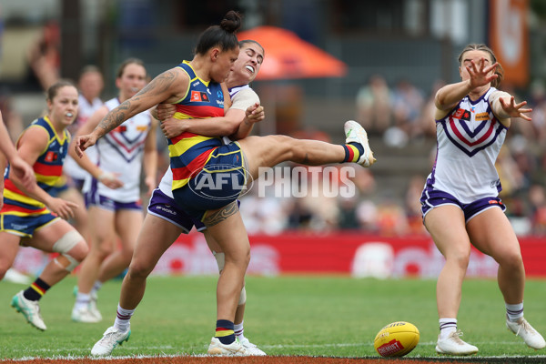 AFLW 2024 First Semi Final - Adelaide v Fremantle - A-55703578