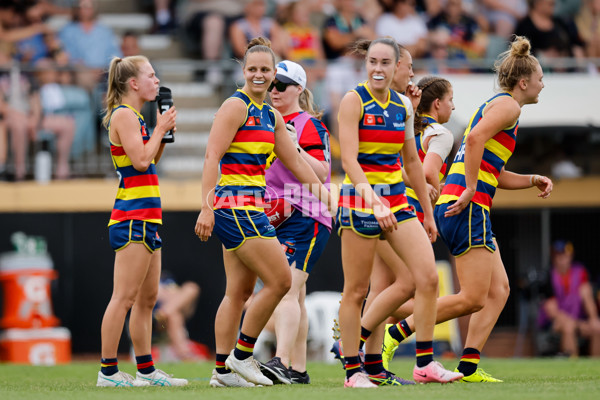 AFLW 2024 First Semi Final - Adelaide v Fremantle - A-55703579