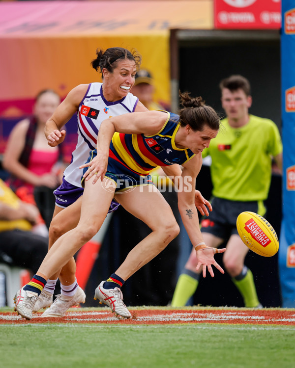 AFLW 2024 First Semi Final - Adelaide v Fremantle - A-55704847