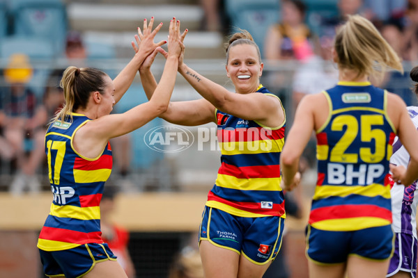 AFLW 2024 First Semi Final - Adelaide v Fremantle - A-55704848