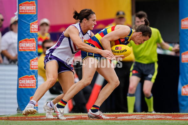 AFLW 2024 First Semi Final - Adelaide v Fremantle - A-55704850