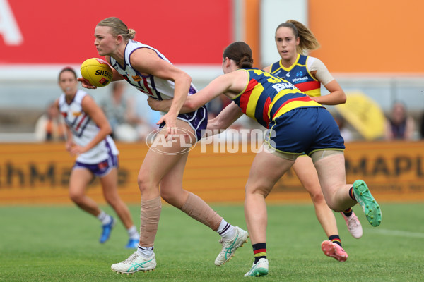 AFLW 2024 First Semi Final - Adelaide v Fremantle - A-55704856