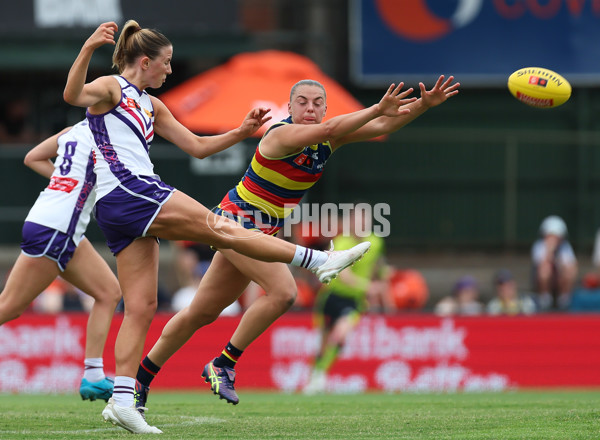 AFLW 2024 First Semi Final - Adelaide v Fremantle - A-55704857