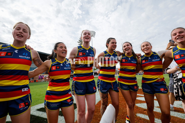 AFLW 2024 First Semi Final - Adelaide v Fremantle - A-55704888