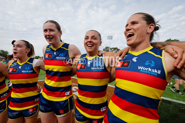 AFLW 2024 First Semi Final - Adelaide v Fremantle - A-55704889