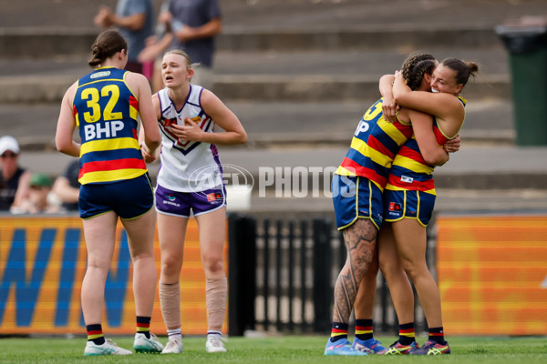 AFLW 2024 First Semi Final - Adelaide v Fremantle - A-55704891