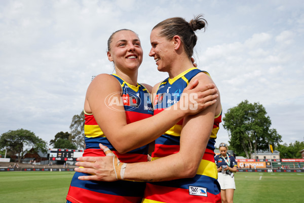 AFLW 2024 First Semi Final - Adelaide v Fremantle - A-55704908